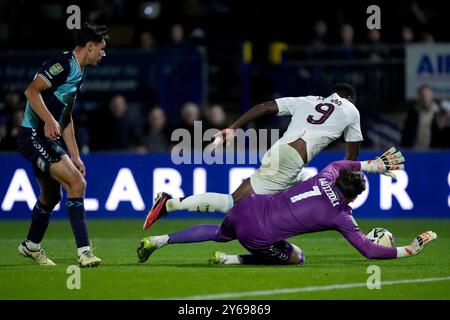 Jhon Duran von Aston Villa fällt in die Box, was zu einem Elfmeterschießen beim dritten Spiel des Carabao Cups in Adams Park, Wycombe, führte. Bilddatum: Dienstag, 24. September 2024. Stockfoto