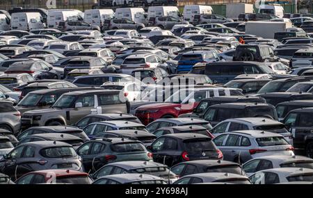 Autoterminal im Binnenhafen Logport I, in Duisburg am Rhein, Fahrzeugumschlag von Neuwagen, Lagerfläche, NRW, Deutschland Autoterminal DU *** im Binnenhafen Logport I, in Duisburg am Rhein, Fahrzeugabfertigung von Neuwagen, Lagerfläche, NRW, Deutschland Autoterminal DU Stockfoto