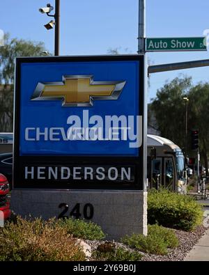 Henderson, USA. September 2024. HENDERSON, NEVADA – 23. SEPTEMBER: Ein Schild für den Henderson Chevrolet Autohändler im Valley Auto Mall Dealership Complex ist am 23. September 2024 in Henderson, Nevada zu sehen. Die Valley Auto Mall wurde 1996 auf einem über 100 Hektar großen Komplex mit 19 Händlern und 24 Automarken eröffnet. (Foto: Bryan Steffy/SIPA USA) Credit: SIPA USA/Alamy Live News Stockfoto