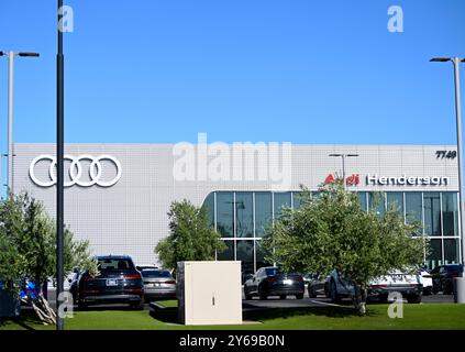 Henderson, USA. September 2024. HENDERSON, NEVADA – 23. SEPTEMBER: Eine Außenansicht von Audi des Henderson Autohändlers im Valley Auto Mall Autohändlerkomplex ist am 23. September 2024 in Henderson, Nevada, zu sehen. Die Valley Auto Mall wurde 1996 auf einem über 100 Hektar großen Komplex mit 19 Händlern und 24 Automarken eröffnet. (Foto: Bryan Steffy/SIPA USA) Credit: SIPA USA/Alamy Live News Stockfoto