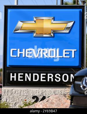 Henderson, USA. September 2024. HENDERSON, NEVADA – 23. SEPTEMBER: Ein Schild für den Henderson Chevrolet Autohändler im Valley Auto Mall Dealership Complex ist am 23. September 2024 in Henderson, Nevada zu sehen. Die Valley Auto Mall wurde 1996 auf einem über 100 Hektar großen Komplex mit 19 Händlern und 24 Automarken eröffnet. (Foto: Bryan Steffy/SIPA USA) Credit: SIPA USA/Alamy Live News Stockfoto