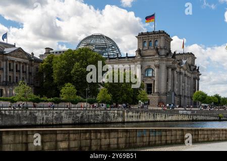 Berlin Deutschland: Der Reichstag ist Sitz des Deutschen Bundestages. Das Gebäude ist ein nationales Symbol Deutschlands. Stockfoto