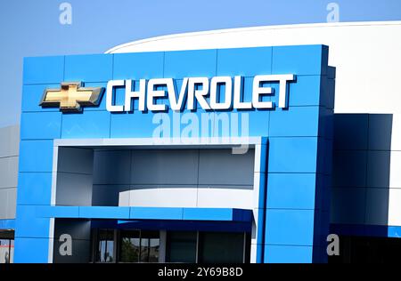 Henderson, USA. September 2024. HENDERSON, NEVADA – 23. SEPTEMBER: Eine Außenansicht des Henderson Chevrolet Autohändlers im Valley Auto Mall Dealership Complex wird am 23. September 2024 in Henderson, Nevada, gesehen. Die Valley Auto Mall wurde 1996 auf einem über 100 Hektar großen Komplex mit 19 Händlern und 24 Automarken eröffnet. (Foto: Bryan Steffy/SIPA USA) Credit: SIPA USA/Alamy Live News Stockfoto