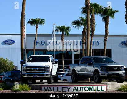 Henderson, USA. September 2024. HENDERSON, NEVADA – 23. SEPTEMBER: Eine Außenansicht des Ford Country Autohändlers im Valley Auto Mall Händlerkomplex wird am 23. September 2024 in Henderson, Nevada, gesehen. Die Valley Auto Mall wurde 1996 auf einem über 100 Hektar großen Komplex mit 19 Händlern und 24 Automarken eröffnet. (Foto: Bryan Steffy/SIPA USA) Credit: SIPA USA/Alamy Live News Stockfoto