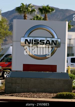 Henderson, USA. September 2024. HENDERSON, NEVADA – 23. SEPTEMBER: Ein Schild für den Findlay Nissan of Henderson Autohändler im Valley Auto Mall Dealership Complex ist am 23. September 2024 in Henderson, Nevada zu sehen. Die Valley Auto Mall wurde 1996 auf einem über 100 Hektar großen Komplex mit 19 Händlern und 24 Automarken eröffnet. (Foto: Bryan Steffy/SIPA USA) Credit: SIPA USA/Alamy Live News Stockfoto