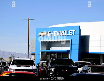 Henderson, USA. September 2024. HENDERSON, NEVADA – 23. SEPTEMBER: Eine Außenansicht des Henderson Chevrolet Autohändlers im Valley Auto Mall Dealership Complex wird am 23. September 2024 in Henderson, Nevada, gesehen. Die Valley Auto Mall wurde 1996 auf einem über 100 Hektar großen Komplex mit 19 Händlern und 24 Automarken eröffnet. (Foto: Bryan Steffy/SIPA USA) Credit: SIPA USA/Alamy Live News Stockfoto