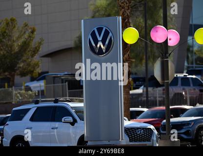 Henderson, USA. September 2024. HENDERSON, NEVADA – 23. SEPTEMBER: Ein Schild für den Findlay Volkswagen des Henderson Autohändlers im Valley Auto Mall Dealership Complex ist am 23. September 2024 in Henderson, Nevada zu sehen. Die Valley Auto Mall wurde 1996 auf einem über 100 Hektar großen Komplex mit 19 Händlern und 24 Automarken eröffnet. (Foto: Bryan Steffy/SIPA USA) Credit: SIPA USA/Alamy Live News Stockfoto