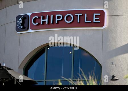 Henderson, USA. September 2024. HENDERSON, NEVADA - 23. SEPTEMBER: Am 23. September 2024 in Henderson, Nevada, ist ein Außenblick eines Chipotle-Restaurants entlang einer Straße zu sehen. (Foto: Bryan Steffy/SIPA USA) Credit: SIPA USA/Alamy Live News Stockfoto