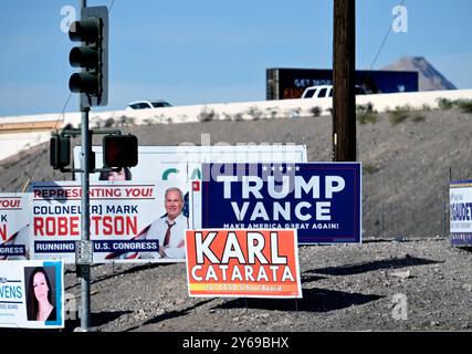 Henderson, USA. September 2024. HENDERSON (NEVADA) – 23. SEPTEMBER 2024: In Henderson (Nevada) sind politische Zeichen entlang einer Straße zu sehen. (Foto: Bryan Steffy/SIPA USA) Credit: SIPA USA/Alamy Live News Stockfoto