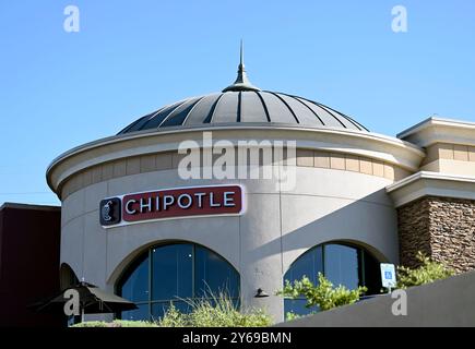 Henderson, USA. September 2024. HENDERSON, NEVADA - 23. SEPTEMBER: Am 23. September 2024 in Henderson, Nevada, ist ein Außenblick eines Chipotle-Restaurants entlang einer Straße zu sehen. (Foto: Bryan Steffy/SIPA USA) Credit: SIPA USA/Alamy Live News Stockfoto