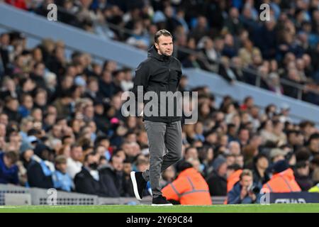 Manchester, Großbritannien. September 2024. Tom Cleverley Manager von Watford beobachtet während des Carabao Cup-Spiels Manchester City gegen Watford im Etihad Stadium, Manchester, Großbritannien, 24. September 2024 (Foto: Cody Froggatt/News Images) in Manchester, Großbritannien am 24. September 2024. (Foto: Cody Froggatt/News Images/SIPA USA) Credit: SIPA USA/Alamy Live News Stockfoto