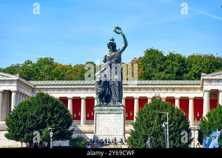 München, Bayern, Deutschland - 23. September 2024: Die monumentale Bayern-Statue am Rande der Theresienwiese in München, umgeben von neoklassizistischer Architektur und Wiesnbesuchern *** die monumentale Bavaria-Statue am Rande der Theresienwiese in München, umgeben von neoklassizistischer Architektur und Wiesnbesuchern Stockfoto