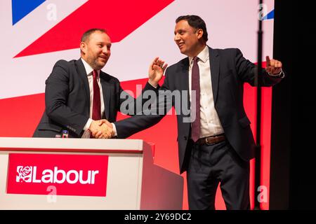 Liverpool, Großbritannien. September 2024. Liverpool, Großbritannien. SEPTEMBER 2024. Anas Sawar begrüßt Ian Murray nach dem Ende seiner Rede als Teil des schottischen Berichts auf der Labour Party Conference Day 2. Credit Milo Chandler/Alamy Live News Credit: Milo Chandler/Alamy Live News Stockfoto