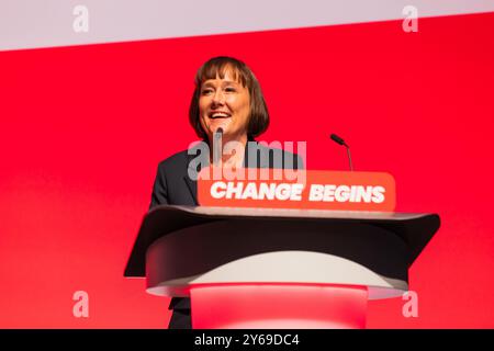 Liverpool, Großbritannien. September 2024. Liverpool, Großbritannien. SEPTEMBER 2024. Jo Stevens, Staatssekretär für Wales, spricht auf der Hauptbühne im Rahmen des walisischen Berichts auf der Konferenz der Labour Party am zweiten Tag. Credit Milo Chandler/Alamy Live News Credit: Milo Chandler/Alamy Live News Stockfoto