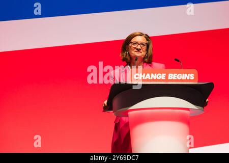 Liverpool, Großbritannien. September 2024. Liverpool, Großbritannien. SEPTEMBER 2024. Eluned Morgan, erster Minister von Wales, spricht auf der Hauptbühne im Rahmen des Berichts von Wales auf der Konferenz der Labour Party am zweiten Tag. Credit Milo Chandler/Alamy Live News Credit: Milo Chandler/Alamy Live News Stockfoto