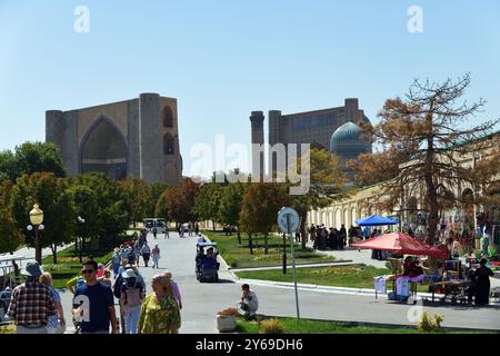 Samarkand, Usbekistan - 10. September 2024: Straße und Blick auf die Bibi-Chanym-Moschee, eines der wichtigsten Denkmäler Usbekistans. Erbaut im 15. Jahrhundert Stockfoto