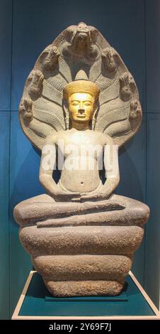 Bangkok, Thailand, Südostasien, Asien. Bangkok National Museum. Skulptur des gekrönten Buddhas, geschützt durch den Naga, der auf dem Körper des Naga meditiert. Lopburi Art (Khmer-Kunst in Thailand), Angkor Wat Style, 12. Jahrhundert n. Chr. Gefunden im Wat Na Phra Meru, Provinz Ayutthaya. Stockfoto