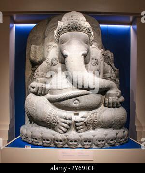 Bangkok, Thailand, Südostasien, Asien. Bangkok National Museum. Skulptur des vierarmigen Ganesha, 10. - 11. Jahrhundert n. Chr. Ein Geschenk von König Rama V. aus Candi Singhasari, im Namen der niederländischen Regierung in Java. Ganesha schrieb auch Ganesh, und auch bekannt als Ganapati, Vinayaka, Lambodara und Pillaiyar, ist eine der bekanntesten und am meisten verehrten Gottheiten im Hindu-pantheon. Gott der Neuanfänge, Weisheit und Glück; Beseitigung von Hindernissen. Stockfoto