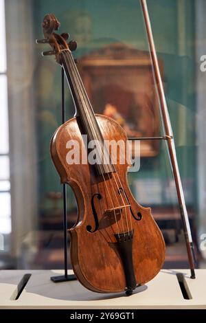 Violon, JEAN-AUGUSTE-DOMINIQUE INGRES, Ingres Geige, Italien, Ende des 18. Jahrhunderts und Paris Mitte des 19. Jahrhunderts. Ahorn, Fichte, Atelier, Eugène Delacroix Museum, Paris, Frankreich. Stockfoto