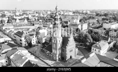 Ein Schwarzweiß-Luftbild einer historischen Kirche im Zentrum einer polnischen Stadt. Das Bild fängt die umgebende Architektur und die umgebende Architektur ein Stockfoto