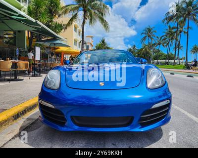 Miami Beach, Florida USA - 8. Juni 2024: 2018 Porsche 718 Boxter blau am miami Beach. Luxusauto Porshche am Ocean Drive Miami Beach. Vorderansicht Stockfoto