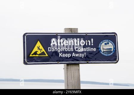 Gefährliches Küstenschild am Green Point Lighthouse in Port de Grave, Neufundland & Labrador, Kanada Stockfoto