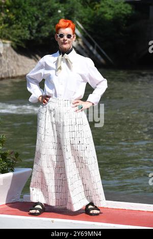 Venedig, Italien. September 2024. Sandy Powell im Hotel Excelsior anlässlich des 81. Internationalen Filmfestivals von Venedig. (Foto von Luigi Iorio/SOPA Images/SIPA USA) Credit: SIPA USA/Alamy Live News Stockfoto