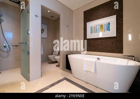 Modernes Banyo im Badezimmer in rixos Marina, Abu Dhabi Stockfoto