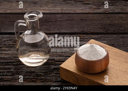 Essig im Glas und Natron in der Schüssel Stockfoto