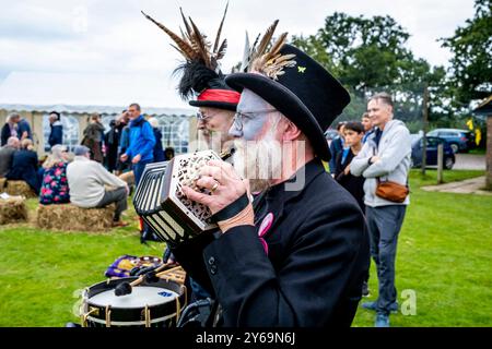 Morris-Tänzer treten beim jährlichen Hartfield Village Fete in Hartfield, East Sussex, Großbritannien auf. Stockfoto