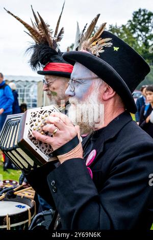 Morris-Tänzer treten beim jährlichen Hartfield Village Fete in Hartfield, East Sussex, Großbritannien auf. Stockfoto