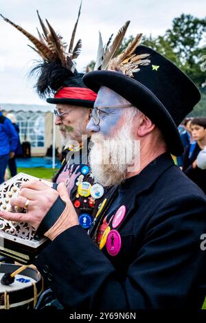 Morris-Tänzer treten beim jährlichen Hartfield Village Fete in Hartfield, East Sussex, Großbritannien auf. Stockfoto