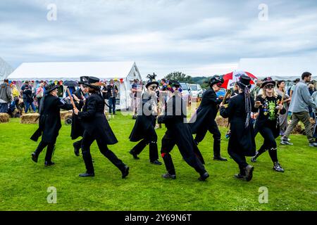 Morris-Tänzer treten beim jährlichen Hartfield Village Fete in Hartfield, East Sussex, Großbritannien auf. Stockfoto