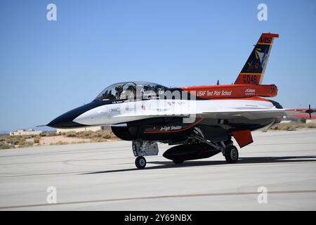 Generalmajor Scott A. Cain bereitet sich auf den Piloten des variablen in-Flight Simulation Test Aircraft X-62A für seinen ersten Flug als Air Force Test Center Commander auf der Edwards Air Force Base, Kalifornien, am 15. August 2024 vor. VISTA ist ein einzigartiges Trainingsflugzeug, das Lockheed Martin Skunk in Zusammenarbeit mit der Calspan Corporation für die USAF Test Pilot School entwickelt hat. VISTA basiert auf einer offenen Systemarchitektur und ist mit Software ausgestattet, die es ermöglicht, die Leistungsmerkmale anderer Flugzeuge nachzuahmen. (Foto der U.S. Air Force/1. Lieutenant Danielle Rose) Stockfoto