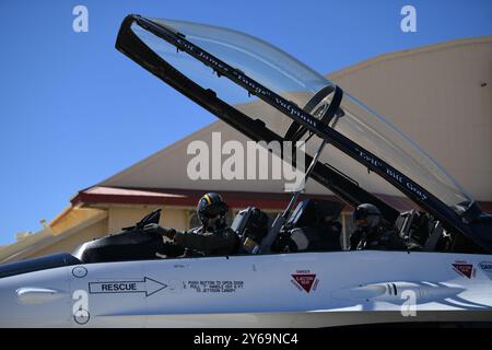 Generalmajor Scott A. Cain bereitet sich auf den Piloten des variablen in-Flight Simulation Test Aircraft X-62A für seinen ersten Flug als Air Force Test Center Commander auf der Edwards Air Force Base, Kalifornien, am 15. August 2024 vor. VISTA ist ein einzigartiges Trainingsflugzeug, das Lockheed Martin Skunk in Zusammenarbeit mit der Calspan Corporation für die USAF Test Pilot School entwickelt hat. VISTA basiert auf einer offenen Systemarchitektur und ist mit Software ausgestattet, die es ermöglicht, die Leistungsmerkmale anderer Flugzeuge nachzuahmen. (Foto der U.S. Air Force/1. Lieutenant Danielle Rose) Stockfoto