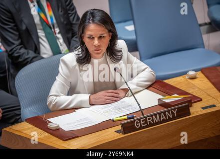 New York, USA. September 2024. Annalena Baerbock (Bündnis90/die Grünen), Außenministerin, spricht auf der Sitzung des UN-Sicherheitsrates während der 79. Generaldebatte der UN-Generalversammlung. Rund 120 Staats- und Regierungschefs werden voraussichtlich am größten diplomatischen Treffen des Jahres, das knapp eine Woche dauert, im Hauptquartier der Vereinten Nationen in New York teilnehmen. Quelle: Michael Kappeler/dpa/Alamy Live News Stockfoto