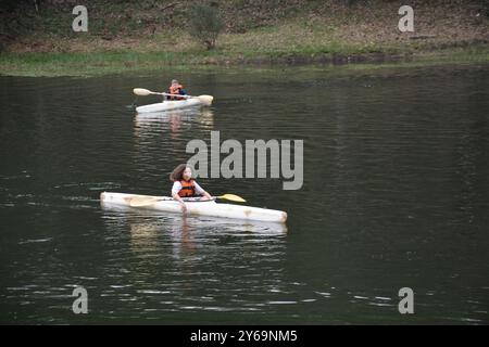 Caxias Do Sul, Brasilien. September 2024. Bilder von Schülern des Caxias Navegar Program, das seit 2001 Kurse in den nautischen Sportarten Kanu, Rudern und Segeln anbietet, für Schüler aller Schulsysteme in der Stadt zwischen acht und 17 Jahren. Caxias do Sul, RS, Dienstag (24). Quelle: Antônio Machado/FotoArena/Alamy Live News Stockfoto