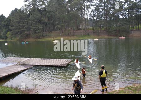 Caxias Do Sul, Brasilien. September 2024. Bilder von Schülern des Caxias Navegar Program, das seit 2001 Kurse in den nautischen Sportarten Kanu, Rudern und Segeln anbietet, für Schüler aller Schulsysteme in der Stadt zwischen acht und 17 Jahren. Caxias do Sul, RS, Dienstag (24). Quelle: Antônio Machado/FotoArena/Alamy Live News Stockfoto