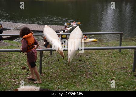 Caxias Do Sul, Brasilien. September 2024. Bilder von Schülern des Caxias Navegar Program, das seit 2001 Kurse in den nautischen Sportarten Kanu, Rudern und Segeln anbietet, für Schüler aller Schulsysteme in der Stadt zwischen acht und 17 Jahren. Caxias do Sul, RS, Dienstag (24). Quelle: Antônio Machado/FotoArena/Alamy Live News Stockfoto