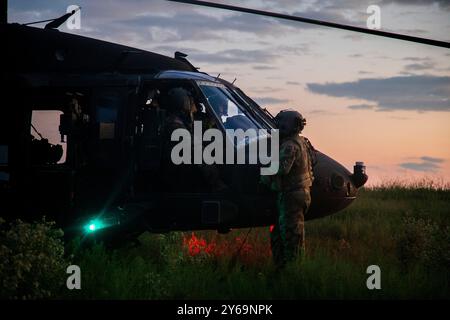 US-Army UH-60 Flugbesatzungsmitglieder, die dem 2. Bataillon, dem 3. General Support Aviation Regiment (GSAB), der 3. Combat Aviation Brigade (CAB) zugewiesen sind, besprechen die Rendezvous-Details nach dem Absetzen von Soldaten in Führungspositionen, um an einer Luftmission teilzunehmen, um sich vollständig mit dem 3. Brigade Combat Team (BCT), der 82. Airborne Division, kombinierten Waffenmanöver während der Rotation des Joint Readiness Training Center (JRTC) 24-11 in ft zu integrieren. Johnson, Louisiana, 17. September 2024. Die Integration des 3. CAB mit einem BCT bietet dem Kommandanten Optionen wie Luftangriff, Angriffsluftfahrt, Aufklärung und o Stockfoto