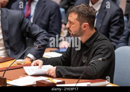 New York, New York, USA. September 2024. Der ukrainische Präsident Wolodymyr Zelenskyj spricht auf der Sitzung des Sicherheitsrats über die Ukraine im Hauptquartier der Vereinten Nationen. Als der Krieg gegen Russland über zwei Jahre hinweg begann und Tausende ziviler und militärischer Menschenleben forderte, wurden Millionen von Menschen vertrieben und die zivile Infrastruktur der Ukraine zerstört. (Kreditbild: © Lev Radin/Pacific Press via ZUMA Press Wire) NUR REDAKTIONELLE VERWENDUNG! Nicht für kommerzielle ZWECKE! Quelle: ZUMA Press, Inc./Alamy Live News Stockfoto