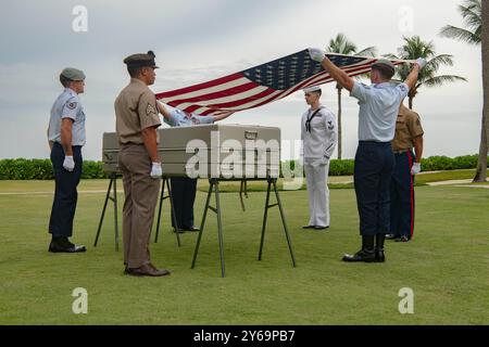 Vietnam. September 2024. Die Mitglieder des Repatriierungsteams der Verteidigungsgefangenen/MIA Accounting Agency (DPAA) bereiten sich darauf vor, während einer Repatriierungszeremonie in der Sozialistischen Republik Vietnam im September eine Flagge anzuhängen. 10, 2024. Die Zeremonie markierte das Ende der gemeinsamen Feldaktivitäten und der Bemühungen dieser Iteration, unberechtigtes Personal aus dem Vietnamkrieg zurückzugewinnen. Während der Zeremonie übergaben Teammitglieder und Beamte der Sozialistischen Republik Vietnam mögliches Knochenmaterial an die DPAA zur Identifizierung im DPAA-Labor auf der Joint Base Pearl Harbor-Hickam, Hawaii. Es gibt ca. Stockfoto