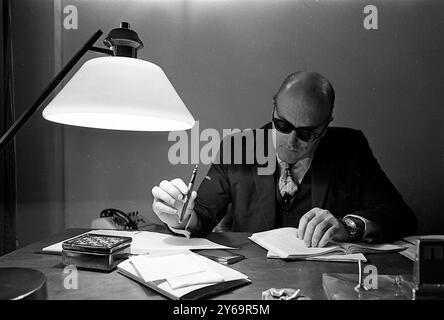 Der argentinische Filmemacher Leopoldo Torre Nilsson in seinem Büro in Buenos Aires, Argentinien, 2. September 1970. Stockfoto