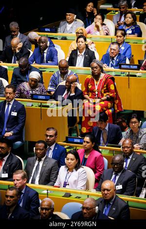 Teilnehmerinnen und Teilnehmer sitzen im Sitzungssaal der 79. UN-Generalversammlung in New York. New York City, 24.09.2024. New York City Vereinigte Staaten Stockfoto