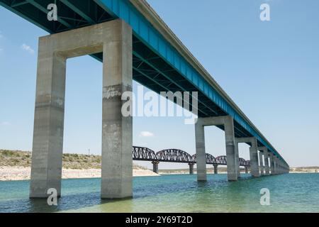 US Highway 90 Bridge durch Amistad National Recreation Area, Texas Stockfoto