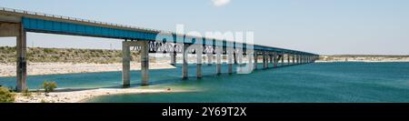 US Highway 90 Bridge durch Amistad National Recreation Area, Texas Stockfoto