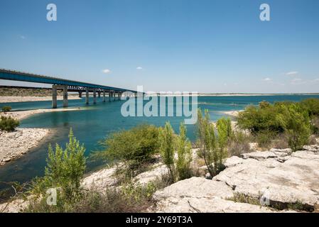 US Highway 90 Bridge durch Amistad National Recreation Area, Texas Stockfoto