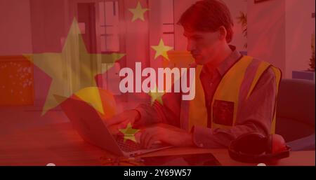 Chinesisches Flaggenbild über dem Bauarbeiter, der im Büro Tablet und Laptop verwendet Stockfoto