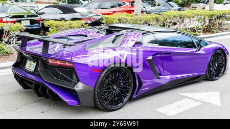 Miami Beach, Florida USA - 8. Juni 2024: 2021 lamborghini Aventador SVJ Roadster am miami Beach. Lamborghini ist ein italienischer Luxusautos. Puple Lamm Stockfoto