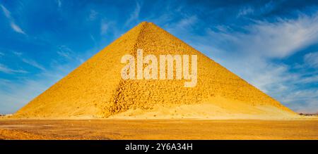 Herrlicher Weitwinkelblick auf die Rote Pyramide, erbaut von Pharoah Snefuru, so genannt wegen des rötlichen Farbtons der Kalksteinblöcke, die in der Wüstensonne in Dahshur in Kairo, Ägypten, Golden leuchten Stockfoto